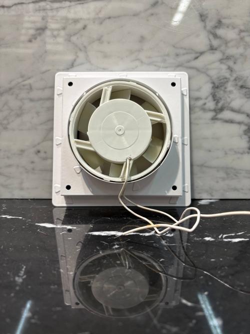 Диффузор на магнитах с вентилятором для потолков ТД100 черно-белый квадратный 100 мм